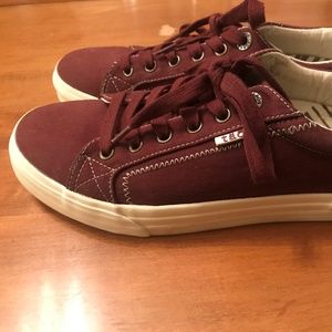 Taos Plim Sole Sneaker Size 9